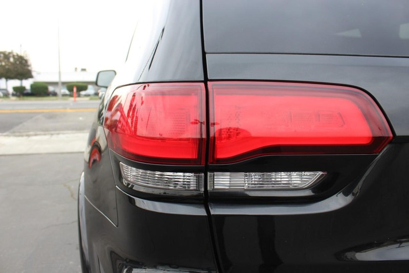 Jeep Grand Cherokee Vehicle Full-screen Gallery Image 16