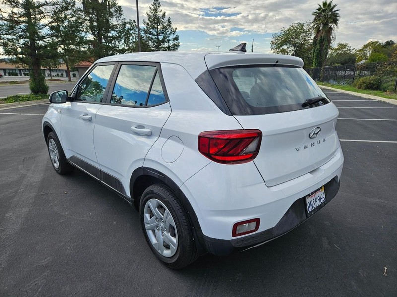 Hyundai Venue Vehicle Full-screen Gallery Image 03