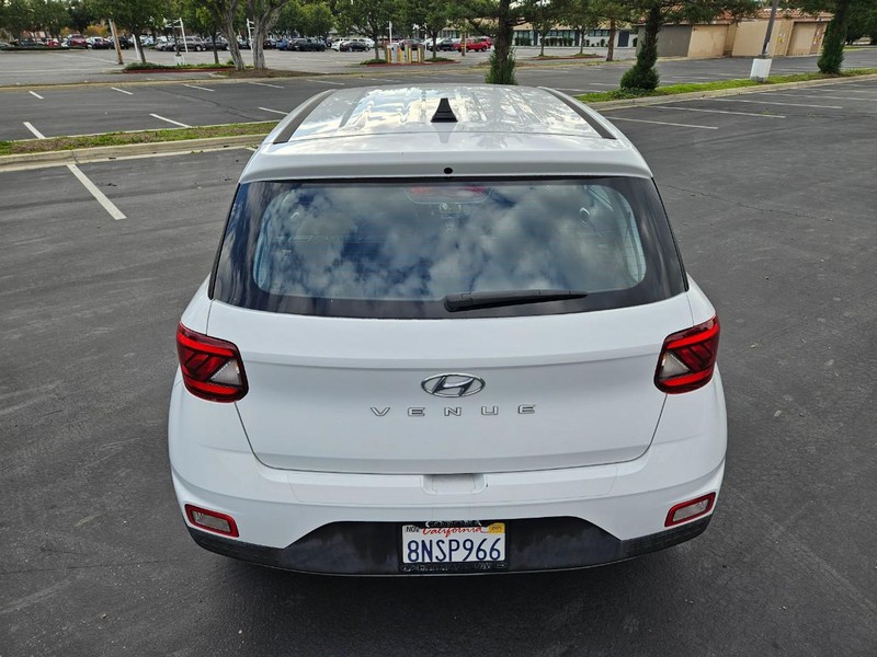 Hyundai Venue Vehicle Full-screen Gallery Image 04