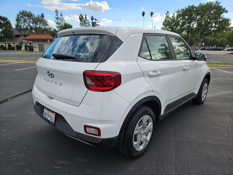 Hyundai Venue Vehicle Full-screen Gallery Image 05