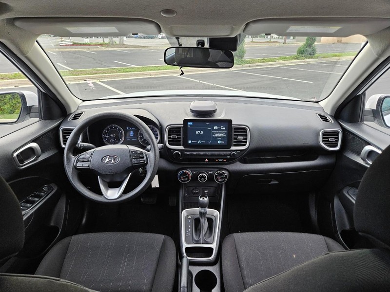 Hyundai Venue Vehicle Full-screen Gallery Image 09