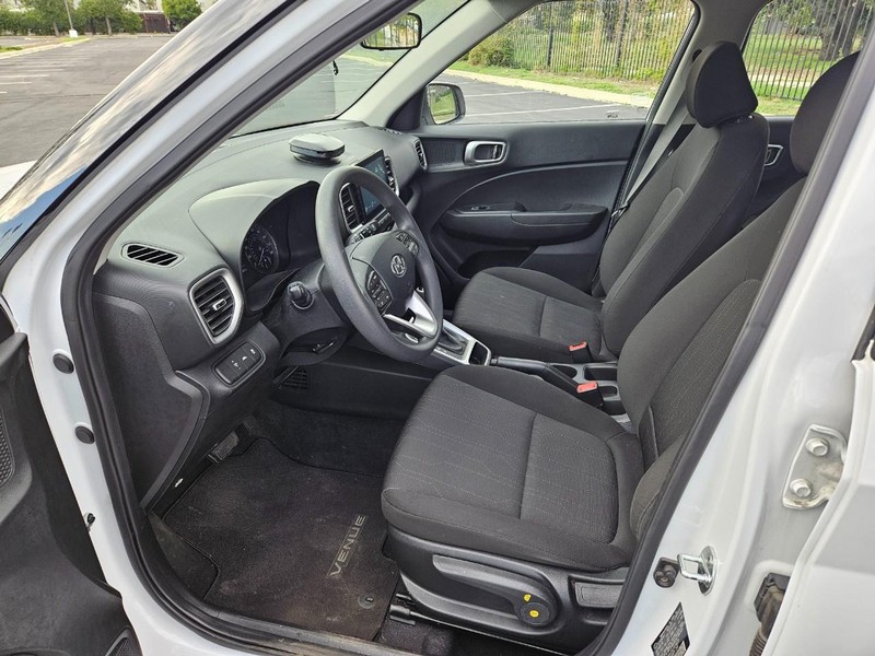 Hyundai Venue Vehicle Full-screen Gallery Image 13