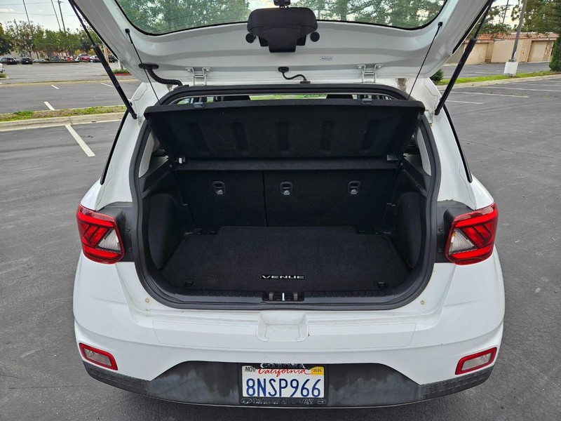 Hyundai Venue Vehicle Full-screen Gallery Image 15