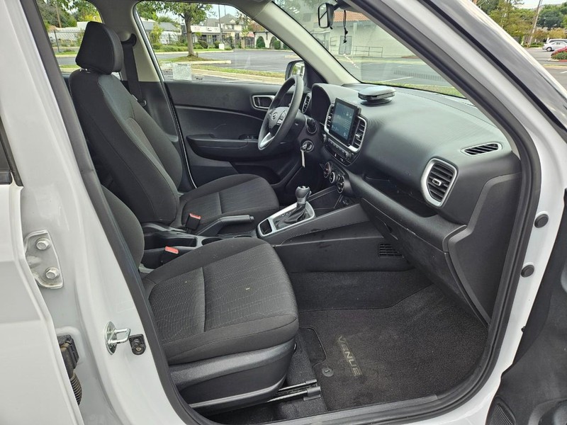 Hyundai Venue Vehicle Full-screen Gallery Image 17