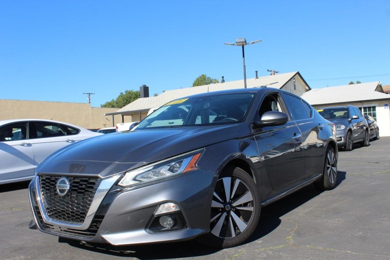 Nissan Altima Vehicle Full-screen Gallery Image 01