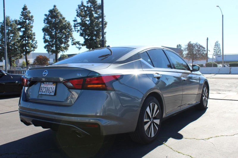 Nissan Altima Vehicle Full-screen Gallery Image 03