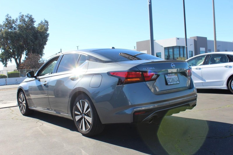 Nissan Altima Vehicle Full-screen Gallery Image 04