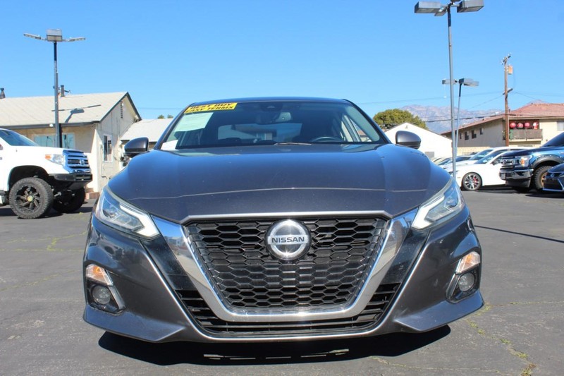 Nissan Altima Vehicle Full-screen Gallery Image 05