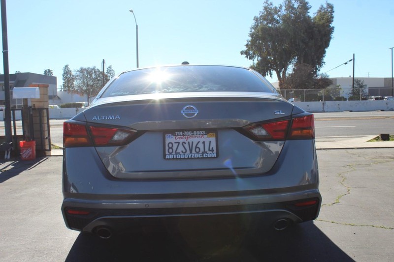 Nissan Altima Vehicle Full-screen Gallery Image 06