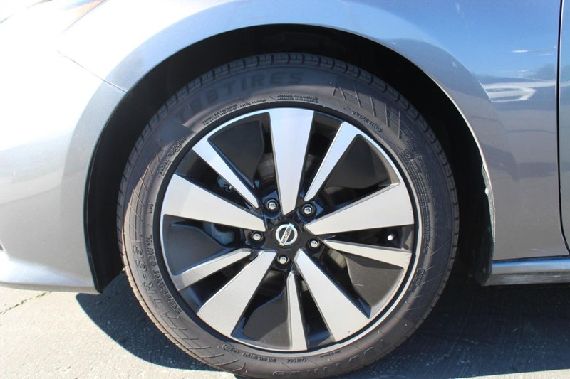 Nissan Altima Vehicle Full-screen Gallery Image 07