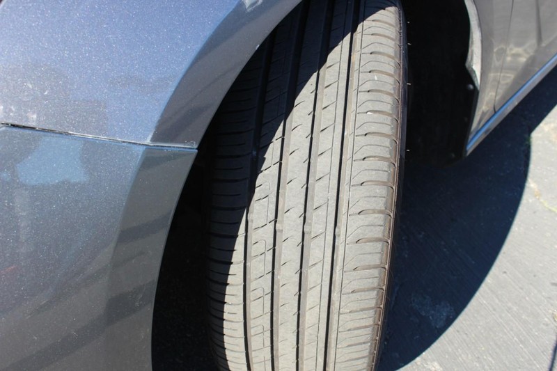 Nissan Altima Vehicle Full-screen Gallery Image 08