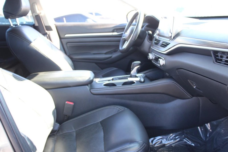 Nissan Altima Vehicle Full-screen Gallery Image 10