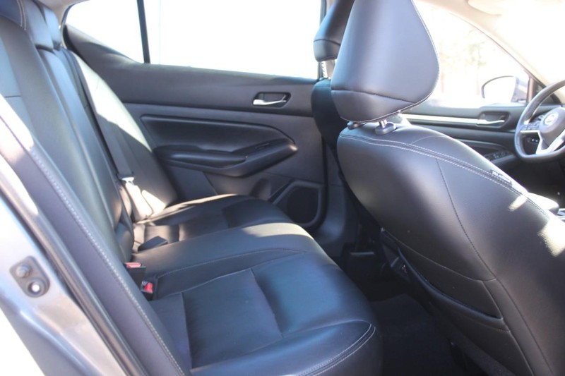 Nissan Altima Vehicle Full-screen Gallery Image 11