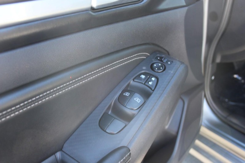 Nissan Altima Vehicle Full-screen Gallery Image 12