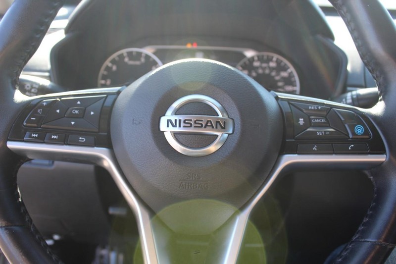 Nissan Altima Vehicle Full-screen Gallery Image 15
