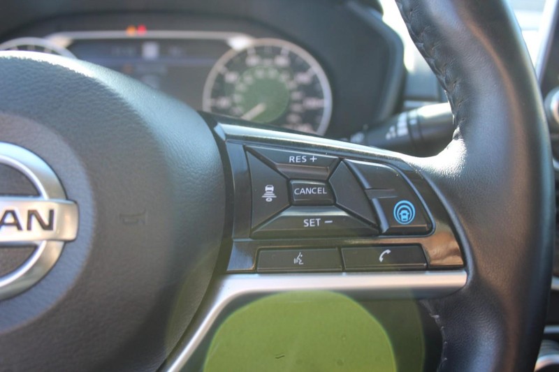 Nissan Altima Vehicle Full-screen Gallery Image 16