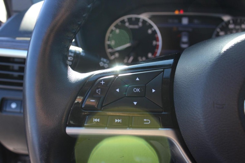 Nissan Altima Vehicle Full-screen Gallery Image 17