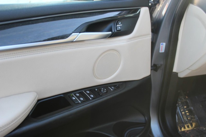 BMW X5 Vehicle Full-screen Gallery Image 05