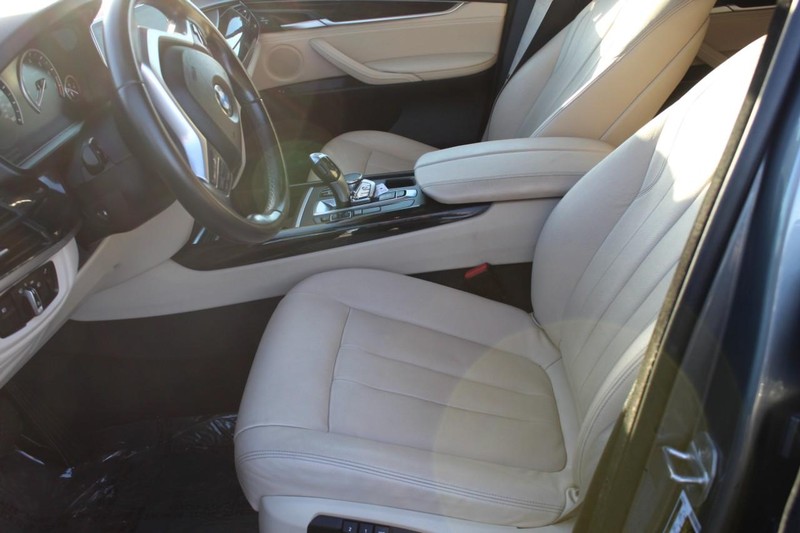 BMW X5 Vehicle Full-screen Gallery Image 06