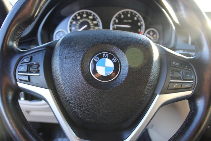 BMW X5 Vehicle Full-screen Gallery Image 11