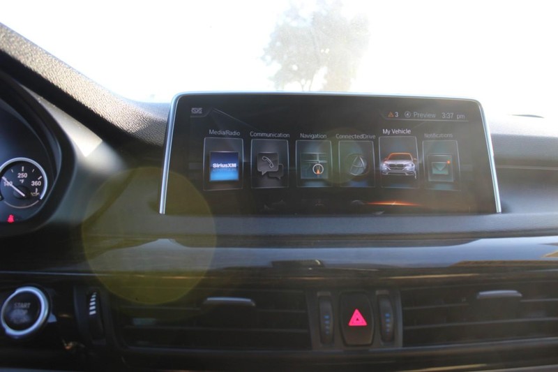 BMW X5 Vehicle Full-screen Gallery Image 12