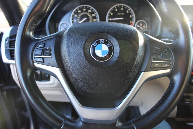 BMW X5 Vehicle Full-screen Gallery Image 15