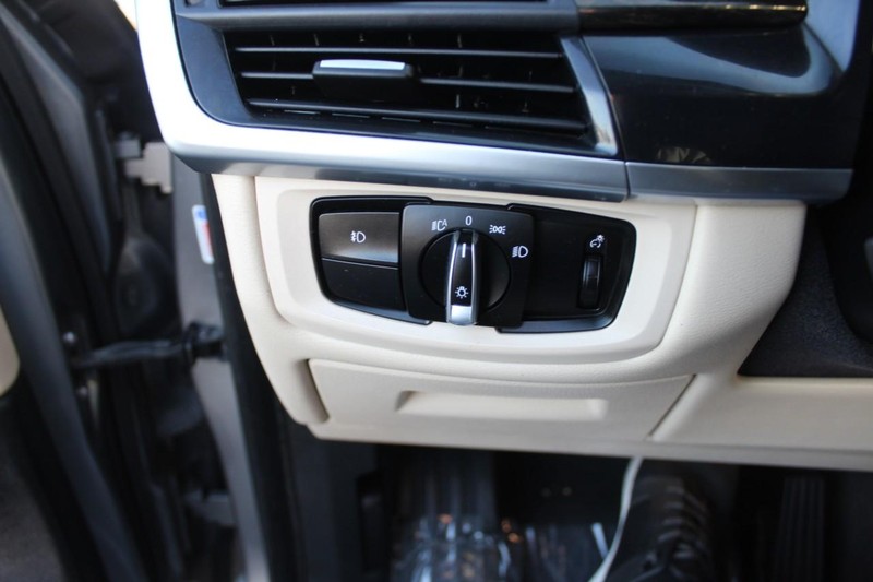 BMW X5 Vehicle Full-screen Gallery Image 16