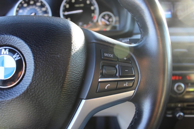 BMW X5 Vehicle Full-screen Gallery Image 17