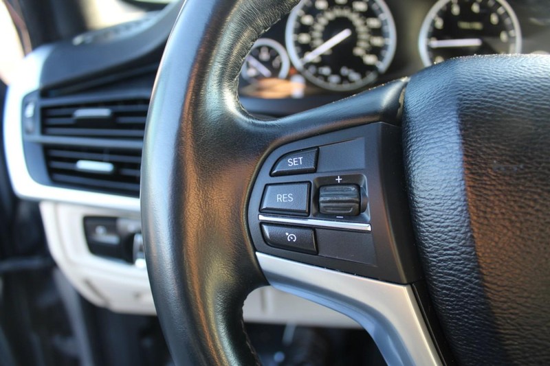 BMW X5 Vehicle Full-screen Gallery Image 18