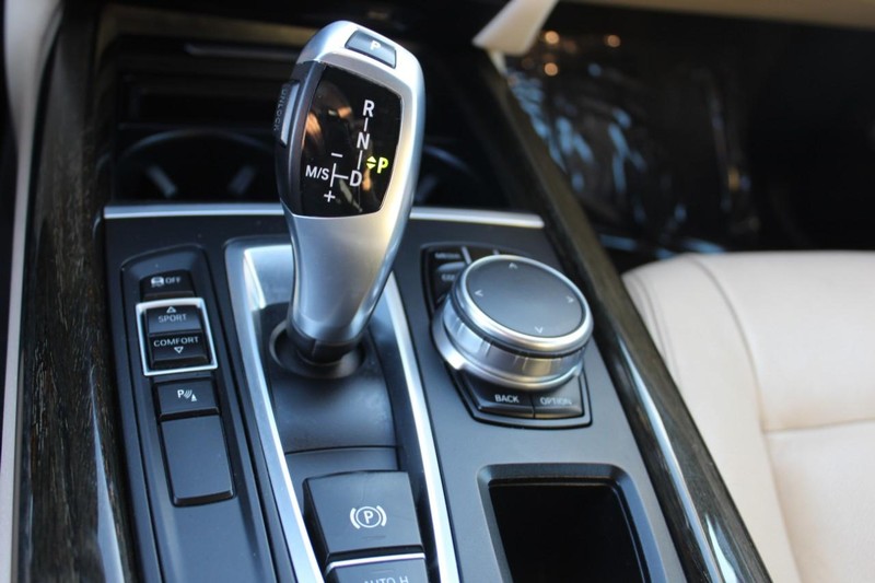 BMW X5 Vehicle Full-screen Gallery Image 19