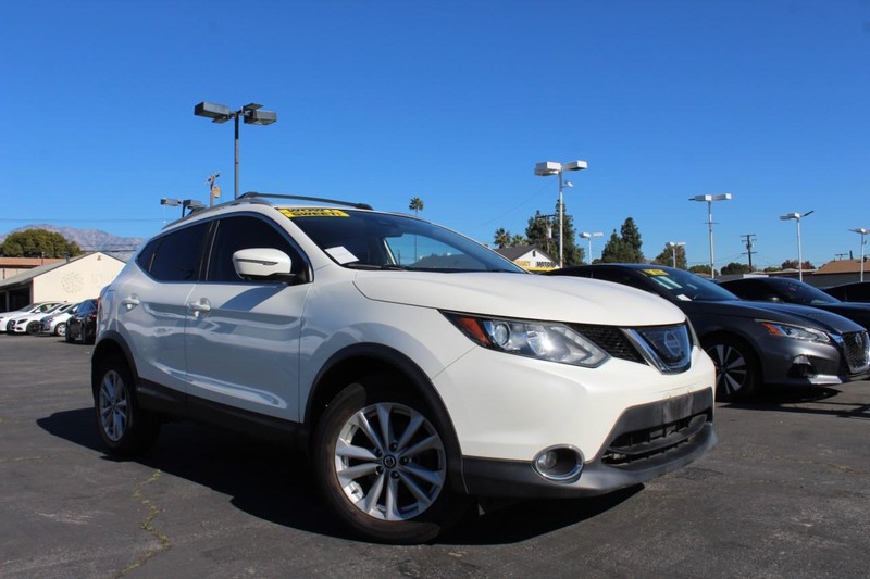 Nissan Rogue Sport Vehicle Full-screen Gallery Image 01