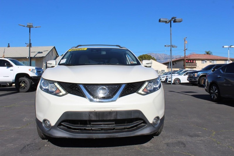 Nissan Rogue Sport Vehicle Full-screen Gallery Image 02