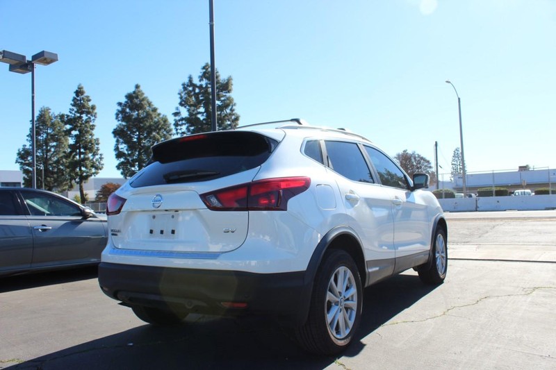 Nissan Rogue Sport Vehicle Full-screen Gallery Image 04