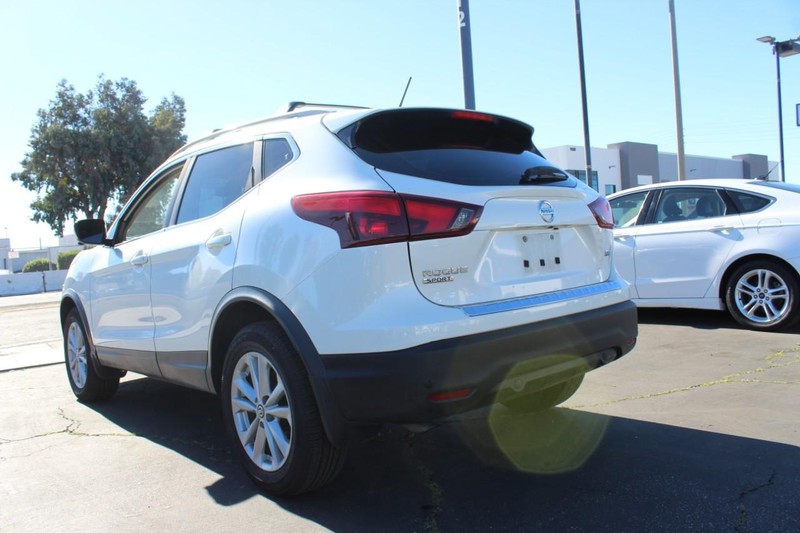 Nissan Rogue Sport Vehicle Full-screen Gallery Image 05