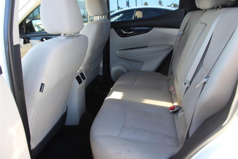 Nissan Rogue Sport Vehicle Full-screen Gallery Image 08