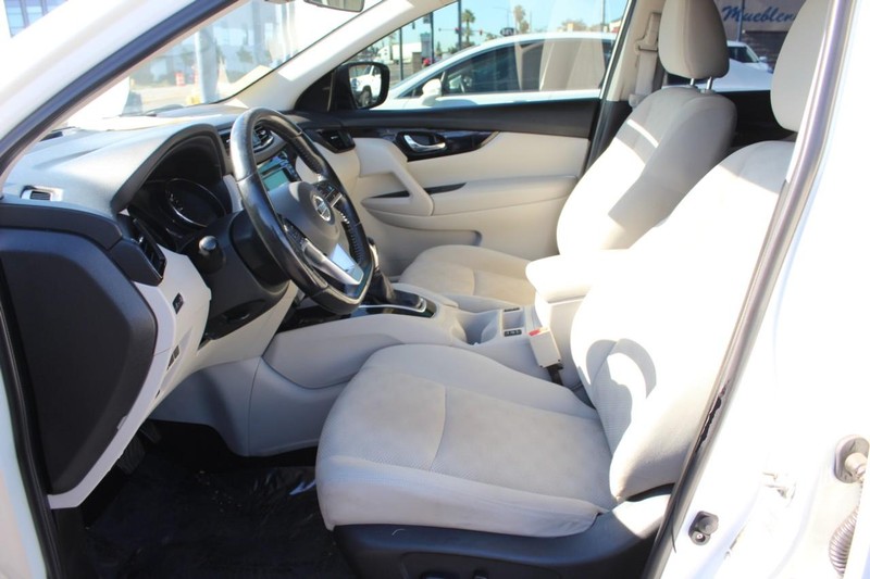 Nissan Rogue Sport Vehicle Full-screen Gallery Image 09