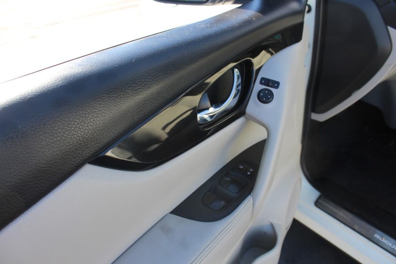 Nissan Rogue Sport Vehicle Full-screen Gallery Image 10