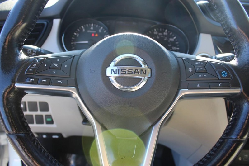 Nissan Rogue Sport Vehicle Full-screen Gallery Image 12