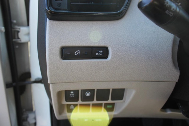 Nissan Rogue Sport Vehicle Full-screen Gallery Image 16