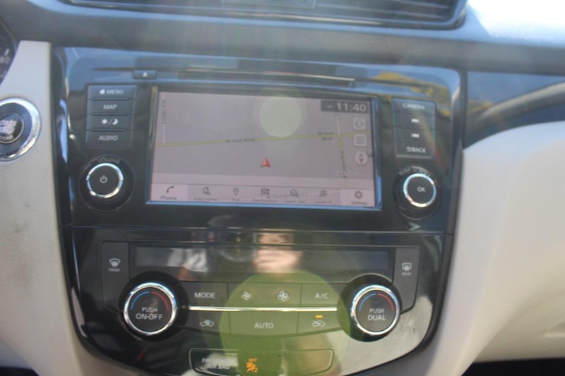 Nissan Rogue Sport Vehicle Full-screen Gallery Image 17