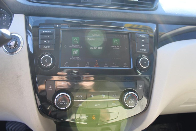 Nissan Rogue Sport Vehicle Full-screen Gallery Image 18