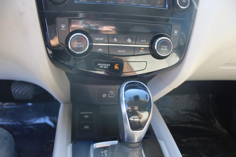 Nissan Rogue Sport Vehicle Full-screen Gallery Image 19