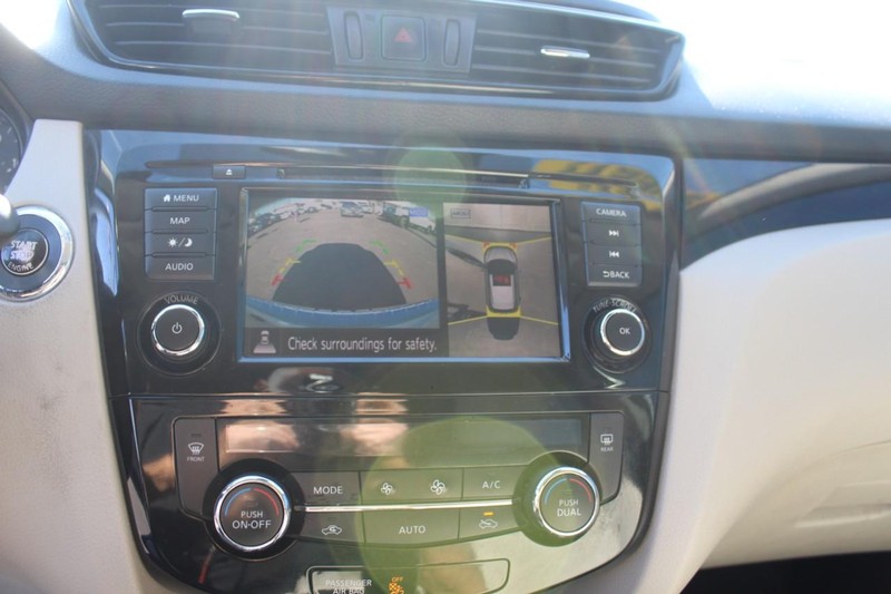 Nissan Rogue Sport Vehicle Full-screen Gallery Image 20