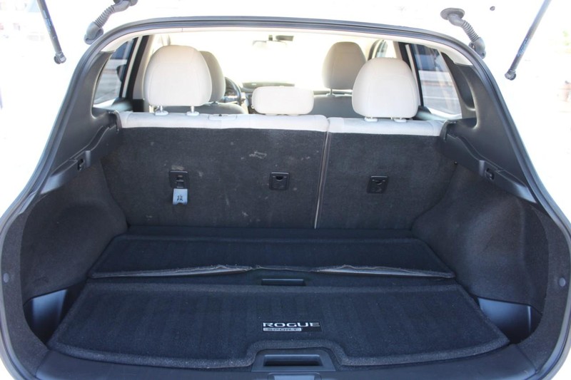 Nissan Rogue Sport Vehicle Full-screen Gallery Image 21