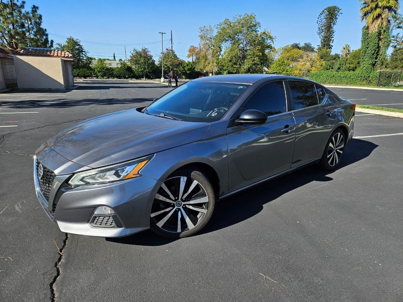 Nissan Altima Vehicle Full-screen Gallery Image 01