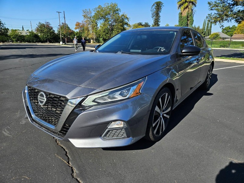 Nissan Altima Vehicle Full-screen Gallery Image 02