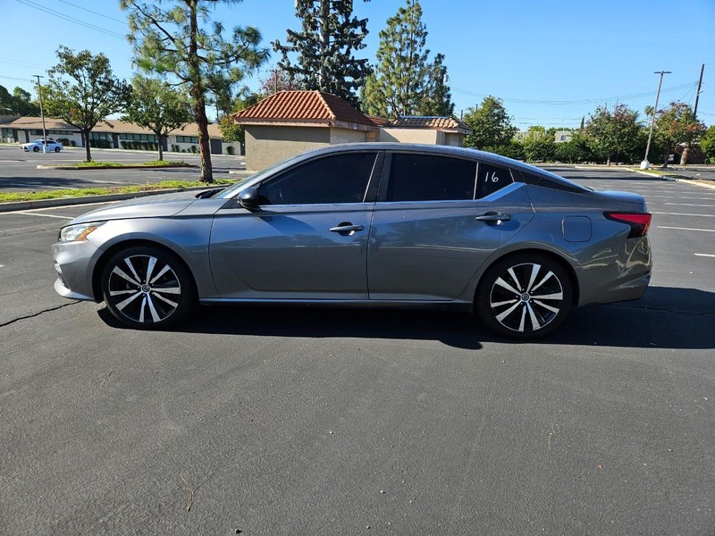 Nissan Altima Vehicle Full-screen Gallery Image 03