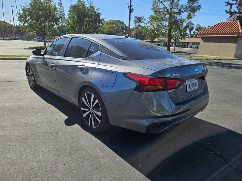 Nissan Altima Vehicle Full-screen Gallery Image 04