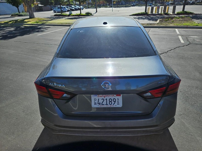 Nissan Altima Vehicle Full-screen Gallery Image 05