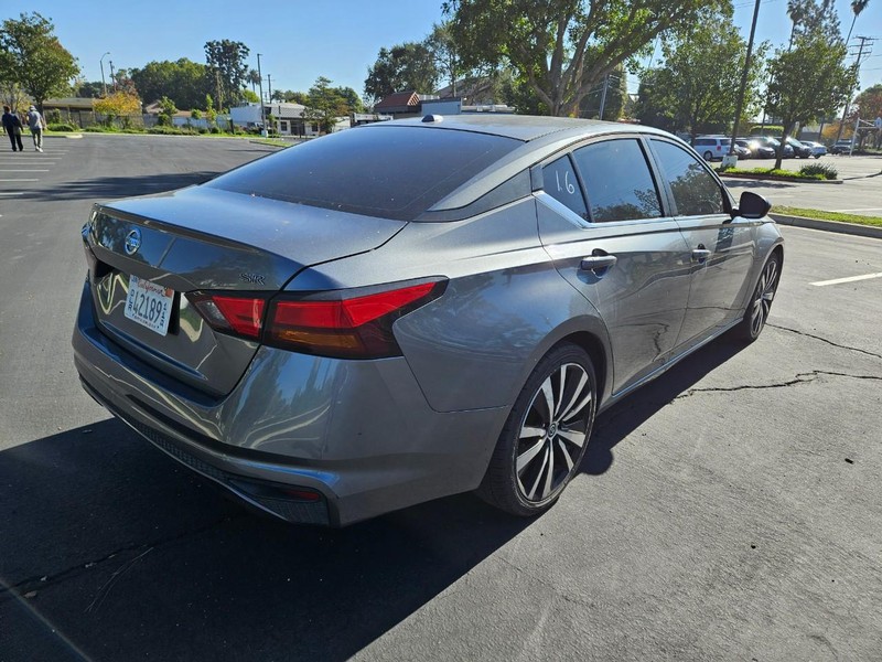 Nissan Altima Vehicle Full-screen Gallery Image 06